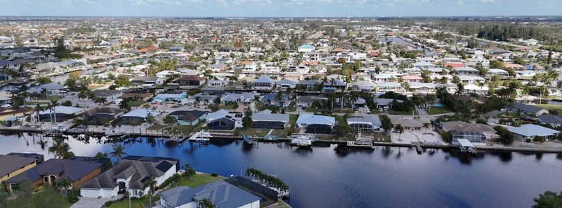 New Homes in Cape Coral: Estate Homes by Lennar in Cape Coral - photo 0