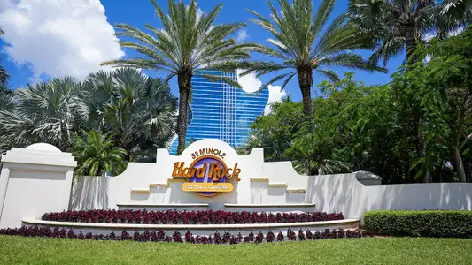 Aurora Place by Lennar in Hialeah - image