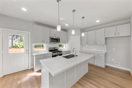 New construction Single-Family house 1222 E 33Rd St, Houston, TX 77022 - image 7