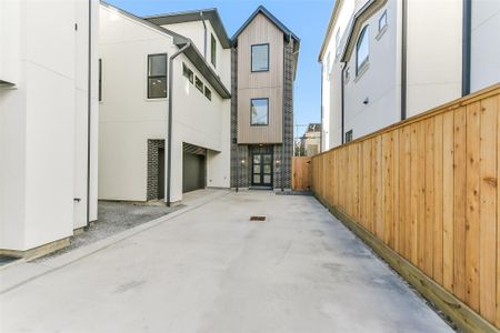 New construction Single-Family house 1902 Nantucket Dr, Houston, TX 77057 - image 4