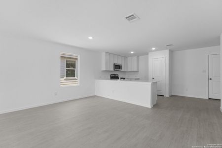 New construction Single-Family house 137 Autumn Trl, Floresville, TX 78114 plan Newlin - image 13