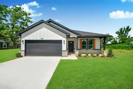 New construction Single-Family house 925 1St St, Hempstead, TX 77445 - image