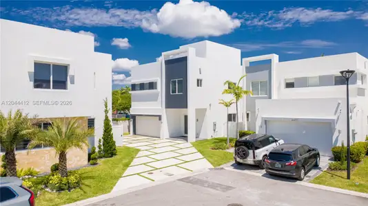 New construction Single-Family house 10381 Nw 67Th Ter, Doral, FL 33178 - image