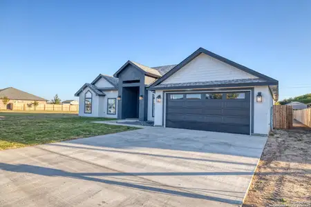 New construction Single-Family house 14 Hope Pl, Uvalde, TX 78801 - image