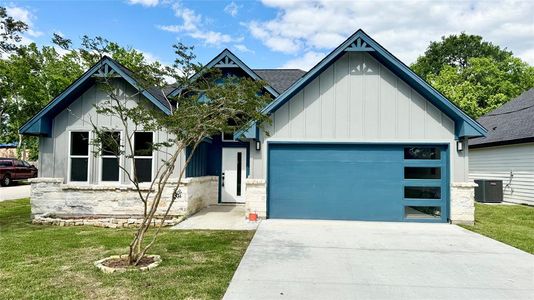 New construction Single-Family house 1109 N Main St, Dayton, TX 77535 null- photo 0