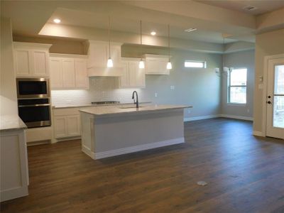 Kitchen & dining room flows into the living area