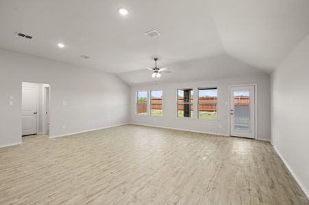 New construction Single-Family house 404 Comanche Dr, Cleburne, TX 76033 plan Lincoln - image 20