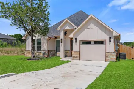 New construction Single-Family house 5809 Black Pine Cir, Granbury, TX 76048 - image