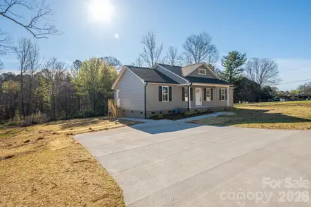 New construction Single-Family house 1928 Noles Cir, Lincolnton, NC 28092 - image