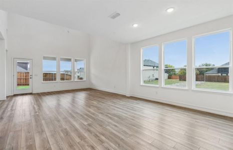 Airy gathering room*real home pictured