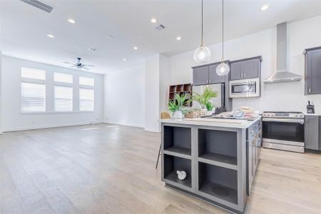 New construction Single-Family house 334 Eastwood St, Houston, TX 77011 - image 8