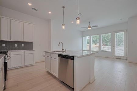 New construction Single-Family house 1609 Regents Ct, Houston, TX 77055 - image 11