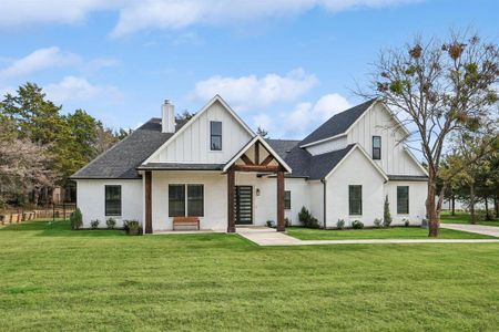 Modern farmhouse featuring a front yard