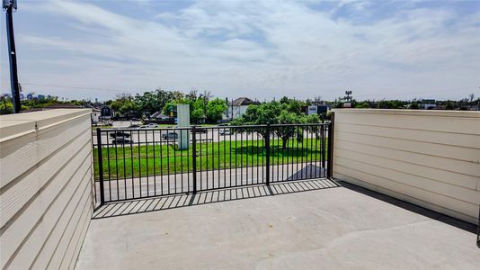 New construction Townhouse house 823 N Loop S, Houston, TX 77022 - image