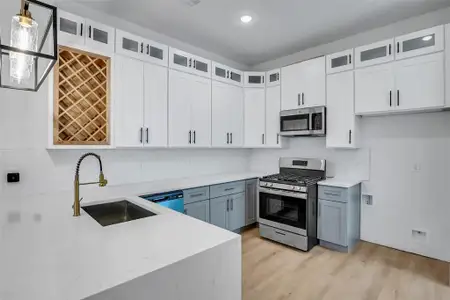 New construction Single-Family house 4833 Paula St, Houston, TX 77033 - image 6