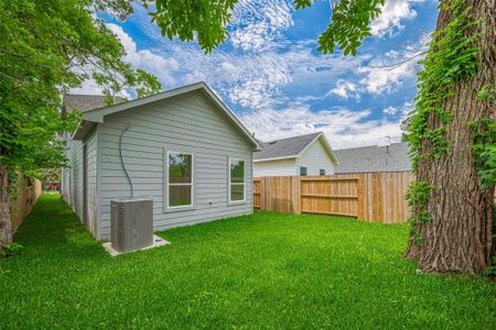 New construction Single-Family house 7307 W Knoll St, Houston, TX 77028 - image