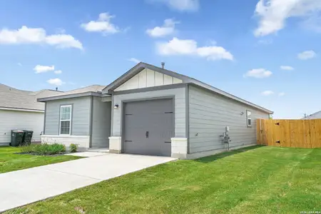 New construction Single-Family house 11940 Stroud Dr, San Antonio, TX 78252 plan Beech - image