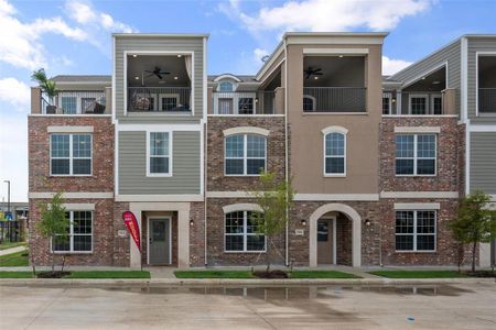 View of front facade featuring a balcony (stock photos of the model, colors may vary)