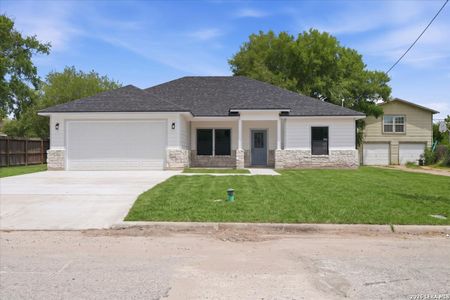 New construction Single-Family house 903 E Bowie St, Beeville, TX 78102 - image