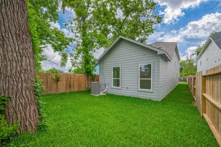 New construction Single-Family house 7307 W Knoll St, Houston, TX 77028 - image