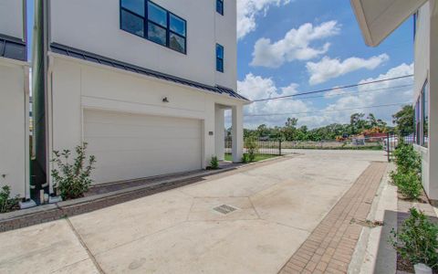 New construction Single-Family house 1645 Bingle Road, Houston, TX 77055 - photo 1 1