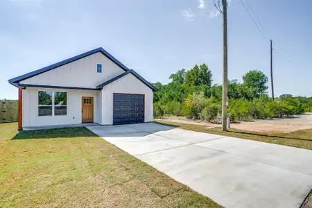 New construction Single-Family house 1307 Woodmere Trl, Granbury, TX 76048 - image