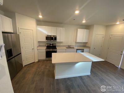 Spacious kitchen area with island!