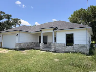 New construction Single-Family house 903 E Bowie St, Beeville, TX 78102 - image