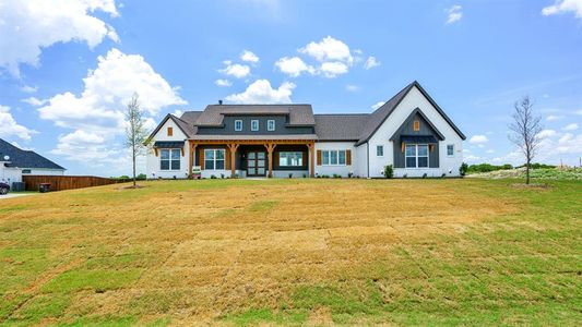 View of front facade featuring a front yard