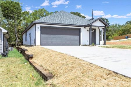 Ranch-style house featuring cooling unit and a front yard