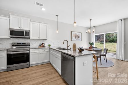 New construction Single-Family house 539 Dawn Cir, Charlotte, NC 28213 - image 12