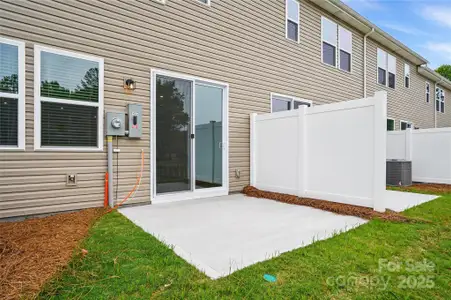 New construction Townhouse house 2100 Vinyasa Ln, Charlotte, NC 28215 - image