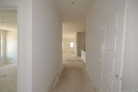 New construction Single-Family house 116 Cheyenne Dr, Floresville, TX 78114 null- photo 3 3