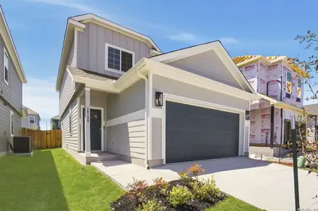 New construction Single-Family house 10130 Bixbite Trl, San Antonio, TX 78245 plan The Queensland - image
