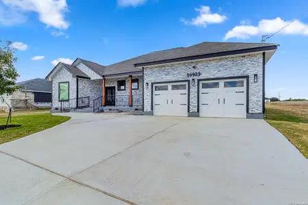 New construction Single-Family house 16923 Rancho Escondido, Atascosa, TX 78002 - image