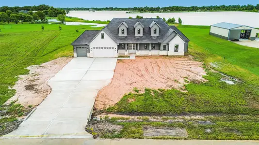 New construction Single-Family house 912 Wagon Wheel Trl, Angleton, TX 77515 - image