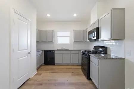 New construction Single-Family house 10714 Willow Dl, Converse, TX 78109 plan Pine - image 5