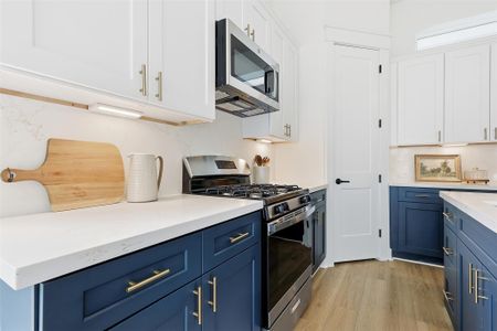 New construction Single-Family house 8918 Sunshine Laverne Ln, Houston, TX 77080 - image 8