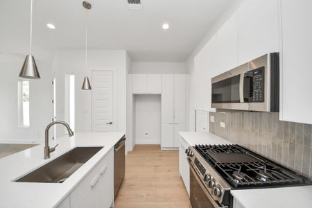 New construction Single-Family house 2216 Via Cami, Houston, TX 77051 - image 3