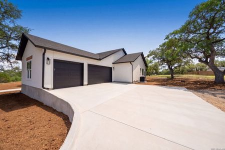 New construction Single-Family house 286 Serenity Pass, Spring Branch, TX 78070 - image