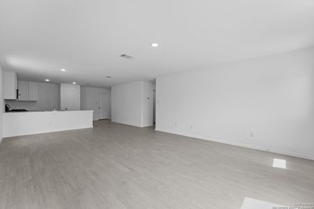 New construction Single-Family house 137 Autumn Trl, Floresville, TX 78114 plan Newlin - image 10