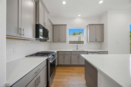 New construction Single-Family house 5676 Nolda St, Houston, TX 77007 - image 17