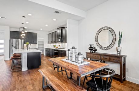 Cascade Dining Area and Kitchen