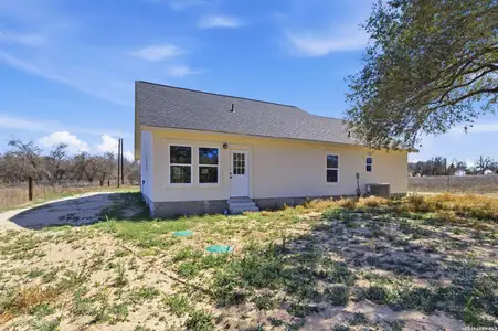 New construction Single-Family house 374 County Rd 124, Floresville, TX 78114 - image