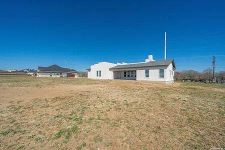 New construction Single-Family house 999 County Rd 319, La Vernia, TX 78121 - image