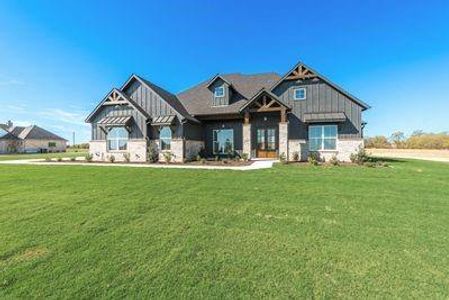 Craftsman inspired home featuring a front yard