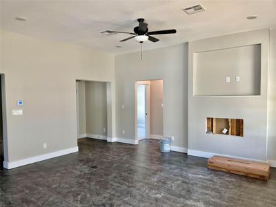 Lliving room with ceiling fan