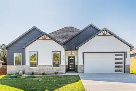 New construction Single-Family house 2406 Beverly Dr, Granbury, TX 76048 - image