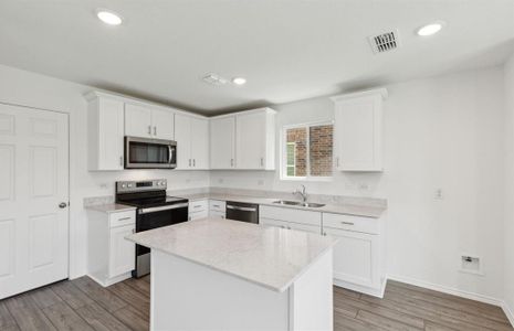 Airy kitchen*real home pictured