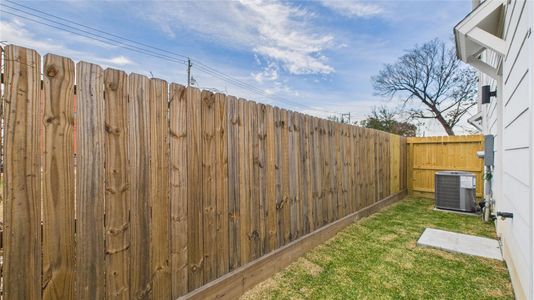 New construction Single-Family house 2428 Freeman St, Houston, TX 77009 - image 4